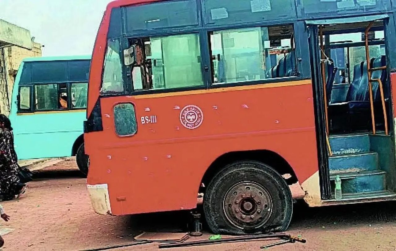 खटारा बसों के भरोसे सफर, बीच रास्ते ठप हो रही सेवा