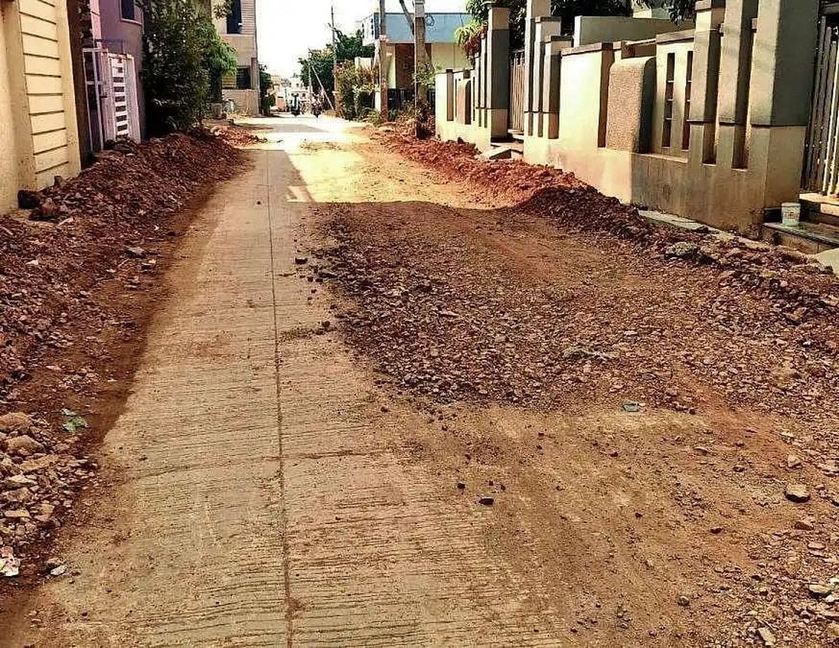 30 करोड़ की अमृत योजना ने खोद डालीं लाखों की सीसी सडक़ें