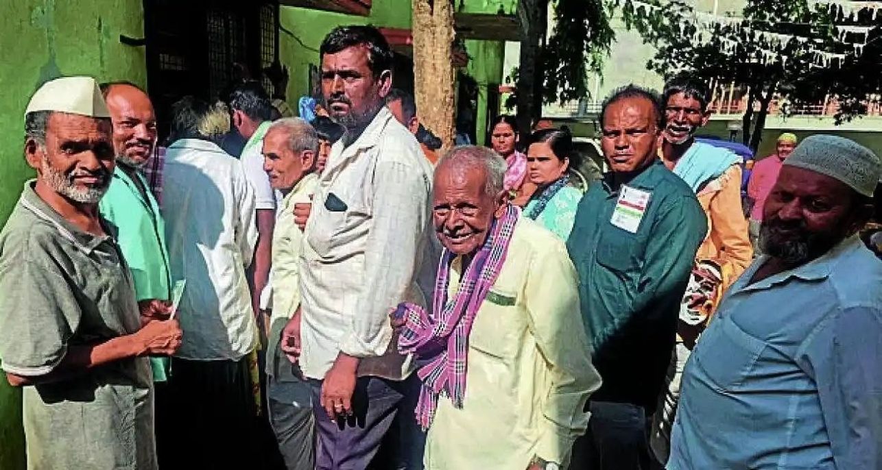 सर्वर ने रोका अन्नभाग्य का राशन, सुबह से कतार में खड़े लोग परेशान