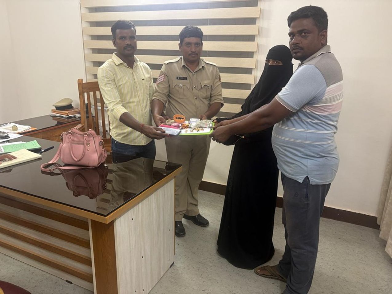 बस में छूटा 2.60 लाख का गहने-नकदी वाला बैग, पुलिस ने खोजकर लौटाया