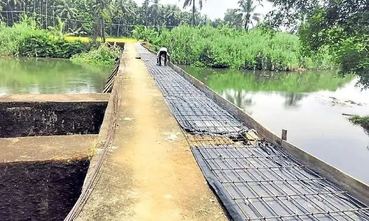 ग्रामीणों ने श्रमदान और सहयोग से बांध को बनाया पुल