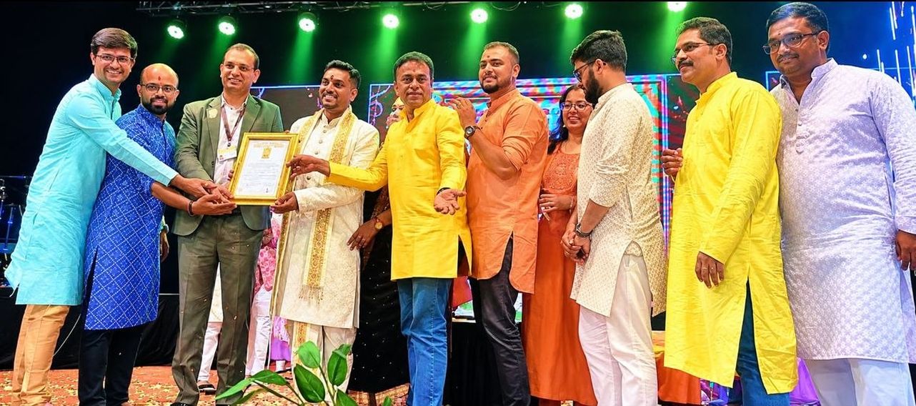 28 घंटे लगातार गाकर बनाया विश्व रिकॉर्ड