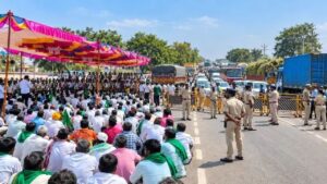 हुब्बल्ली के गब्बूर बाइपास जाम कर प्रदर्शन करते किसान।